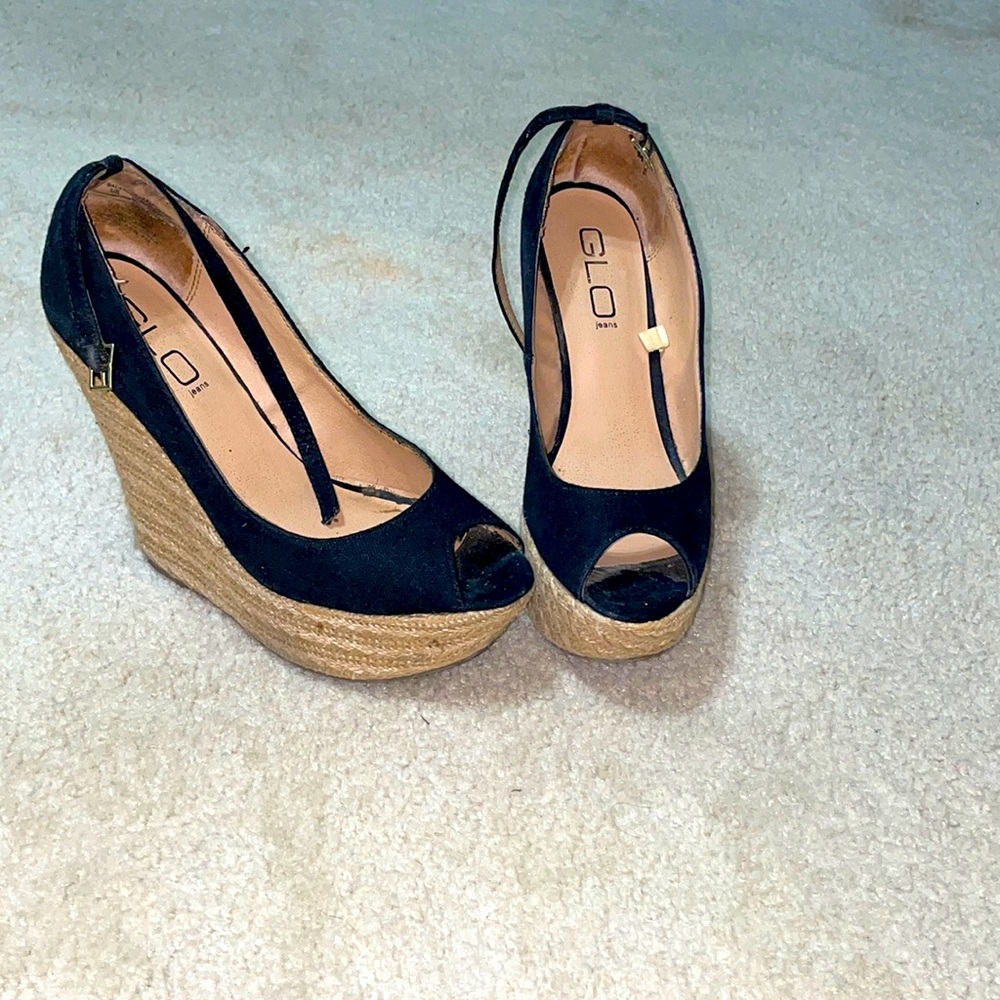 Cute black & tan suede wedges!